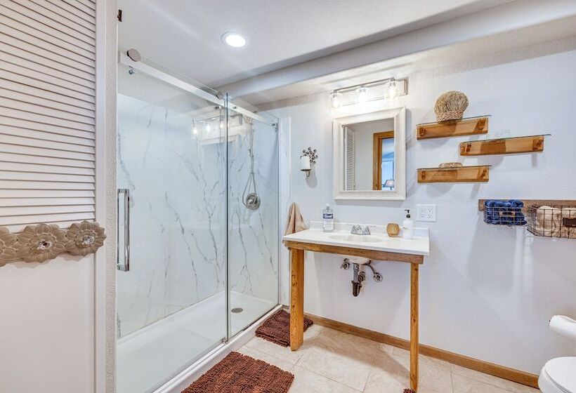 Vintage Larkspur Farmhouse W/ Yard & Gas Grill!