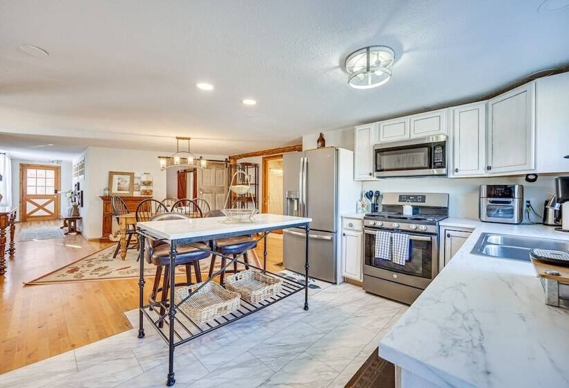 Vintage Larkspur Farmhouse W/ Yard & Gas Grill!