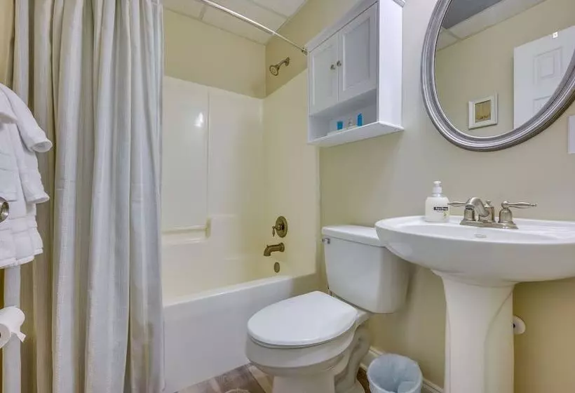 Waterfront Eatonton Escape W/ Private Hot Tub!