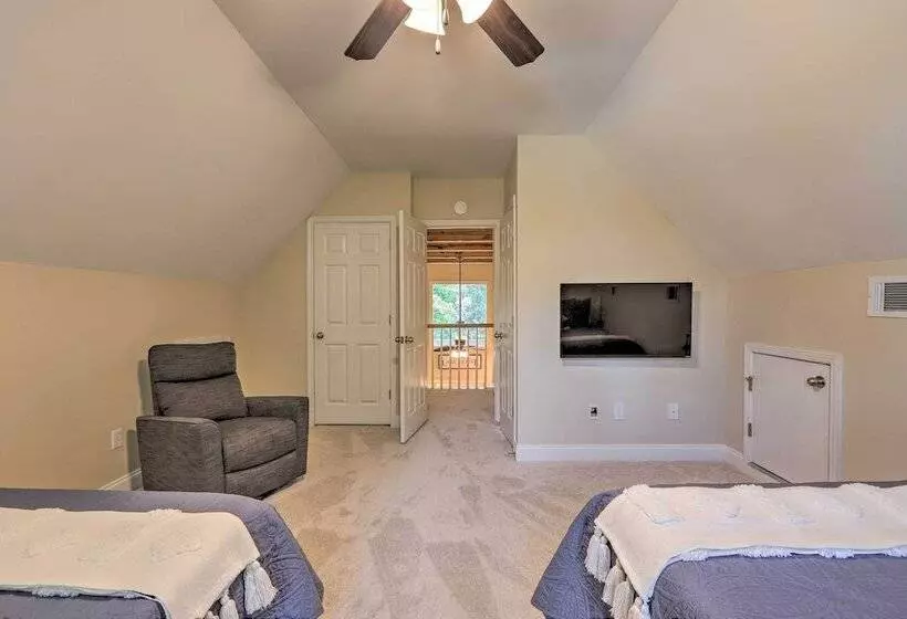 Waterfront Eatonton Escape W/ Private Hot Tub!