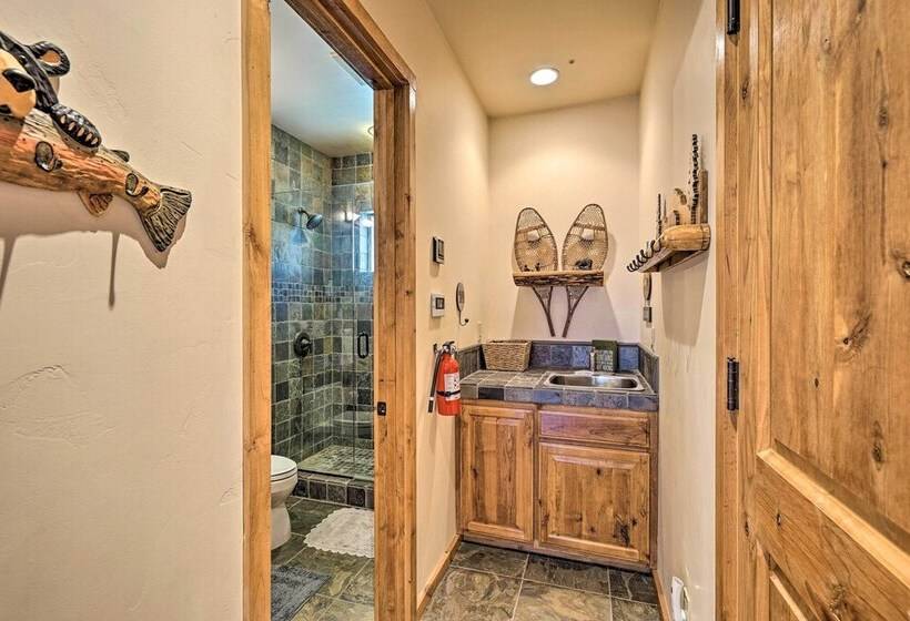 4 Mi To Snow Summit: Cabin W/ Mtn Views & Decks