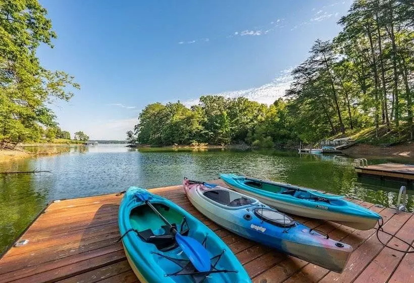 Emerald Cove Chalet  On Douglas Lake W/ Hot Tub!