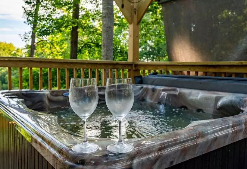 Emerald Cove Chalet  On Douglas Lake W/ Hot Tub!
