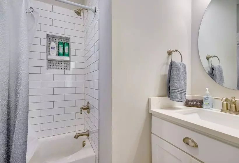 Lake Access & Boat Slip: Greenwood Cottage!