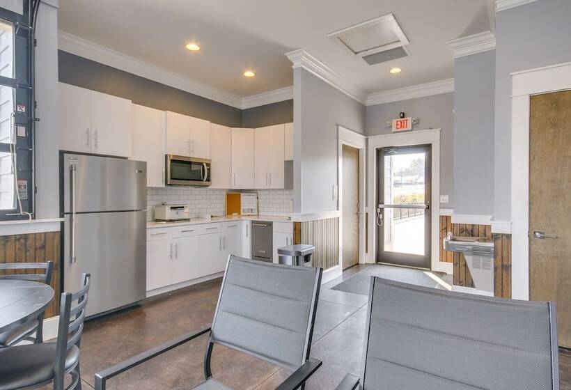 Lake Access & Boat Slip: Greenwood Cottage!