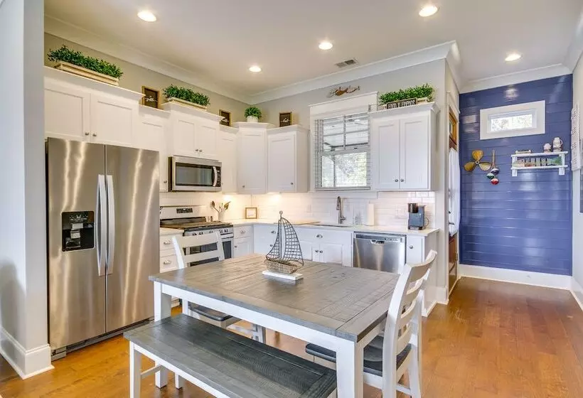 Lake Access & Boat Slip: Greenwood Cottage!