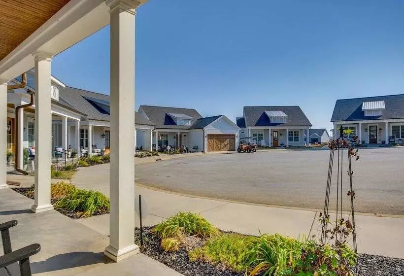 Lake Access & Boat Slip: Greenwood Cottage!