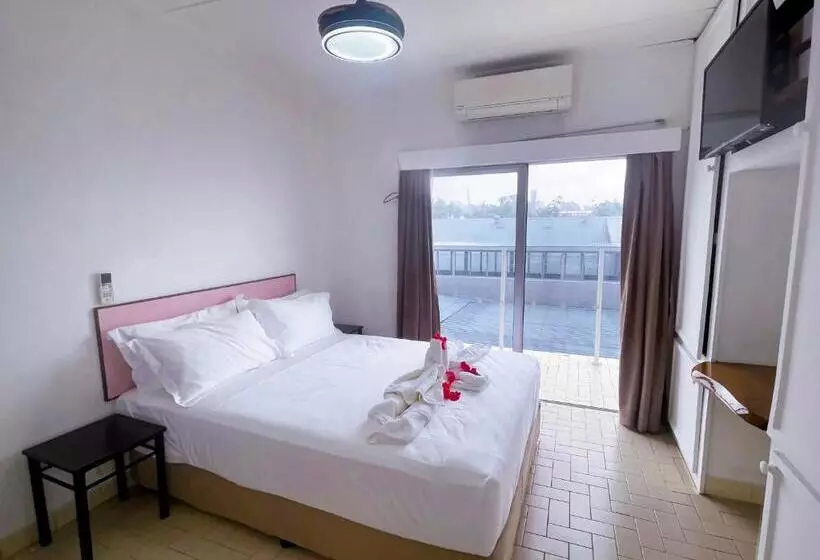 هتل Coconut Palms Resort & Diamond Casino