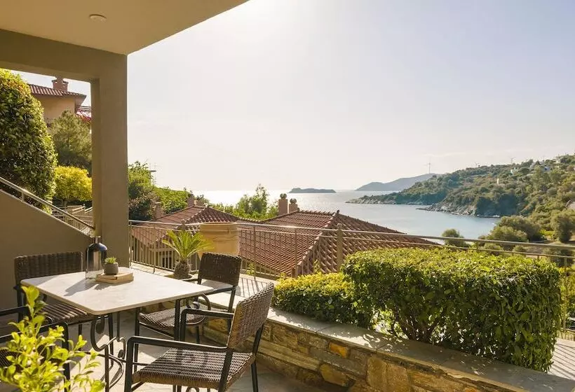 Hotelli Paramithenio Village Beach Resort & Spa