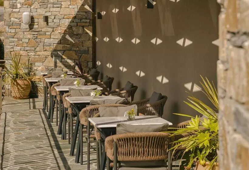 Hotelli Paramithenio Village Beach Resort & Spa