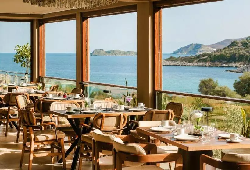 Hotelli Paramithenio Village Beach Resort & Spa