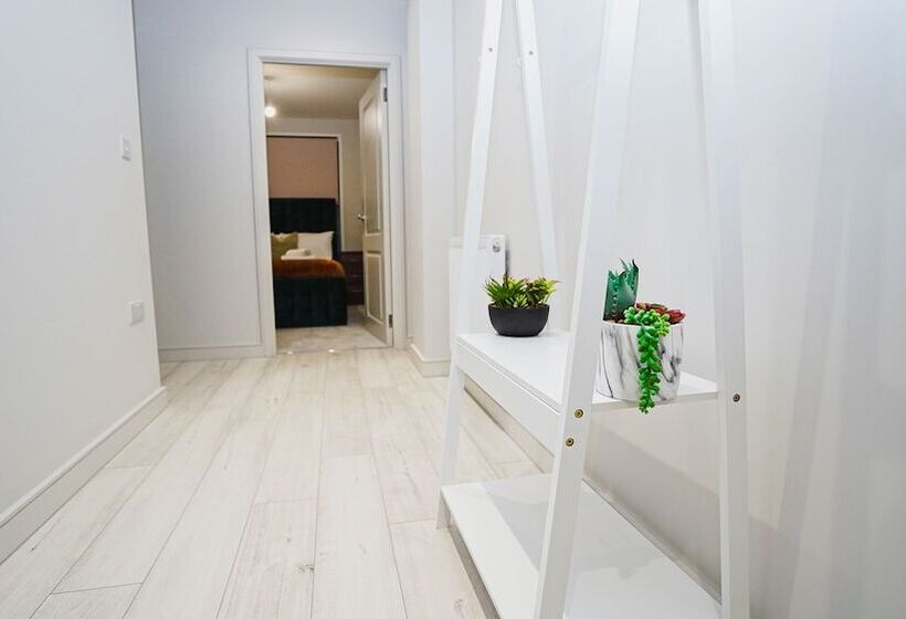 Отель Penthouses In Slough