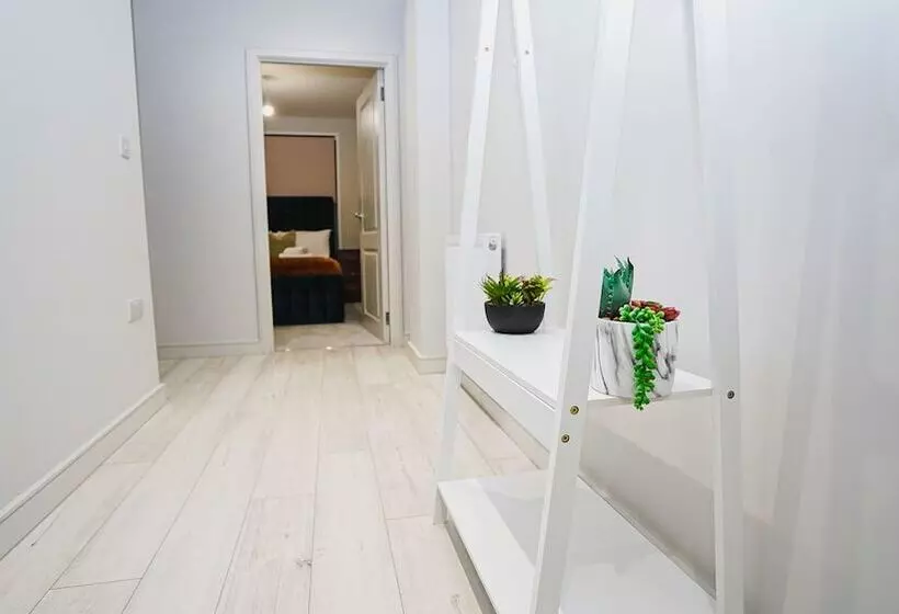 هتل Penthouses In Slough