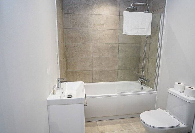 Отель Penthouses In Slough