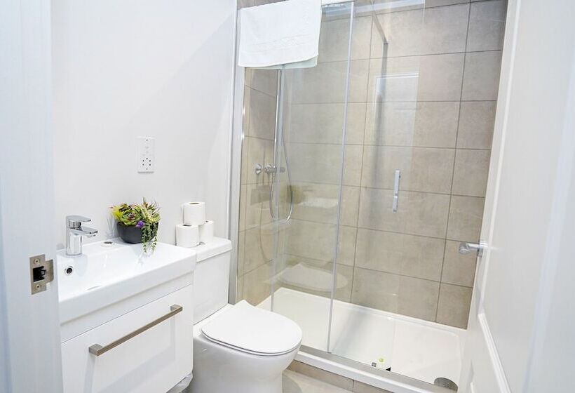 Отель Penthouses In Slough