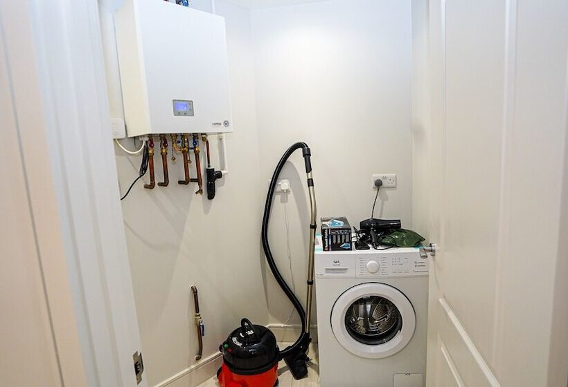 Отель Penthouses In Slough