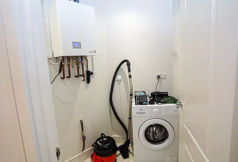 هتل Penthouses In Slough