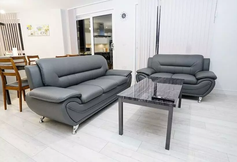 هتل Penthouses In Slough