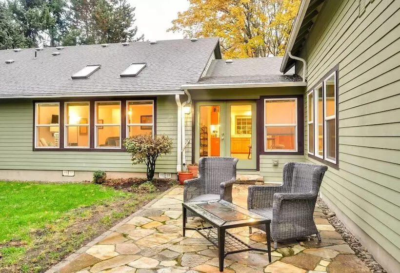 Milwaukie Home W/ Covered Porch: Dogs Welcome!