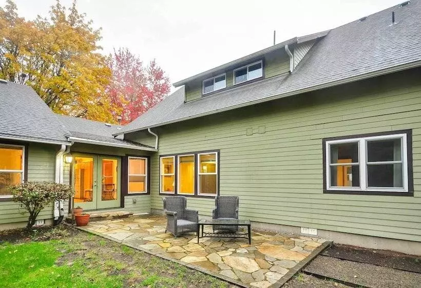 Milwaukie Home W/ Covered Porch: Dogs Welcome!