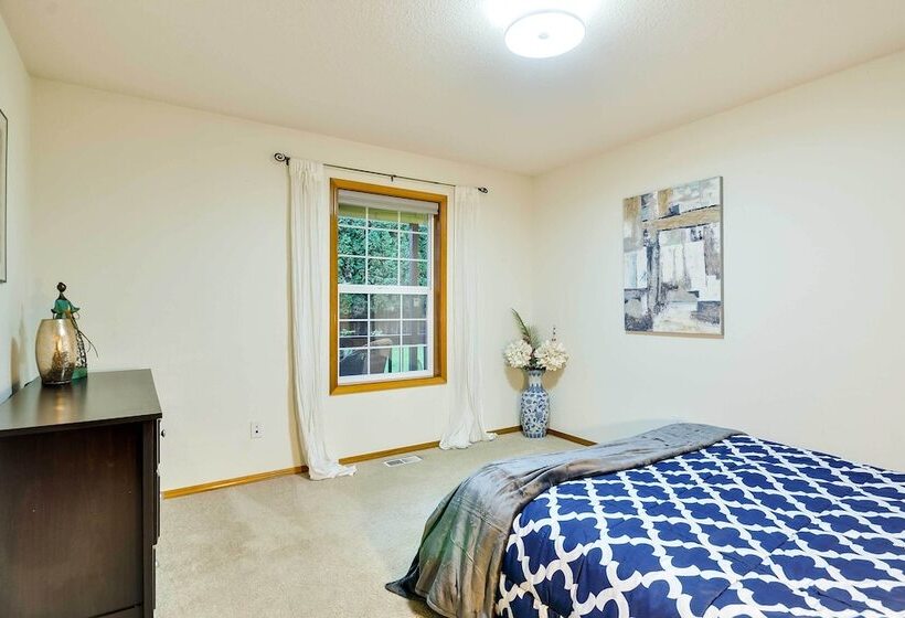 Milwaukie Home W/ Covered Porch: Dogs Welcome!