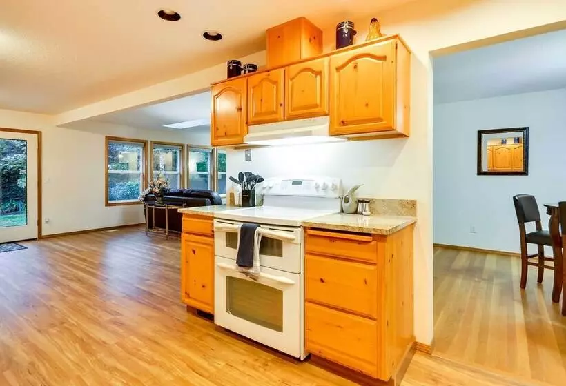 Milwaukie Home W/ Covered Porch: Dogs Welcome!