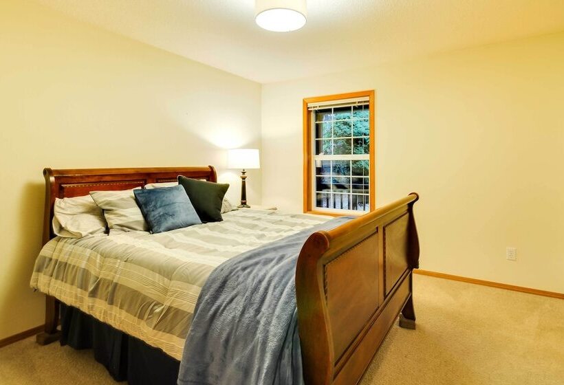 Milwaukie Home W/ Covered Porch: Dogs Welcome!