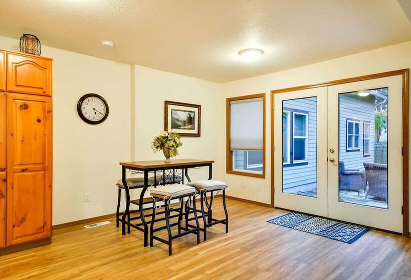 Milwaukie Home W/ Covered Porch: Dogs Welcome!