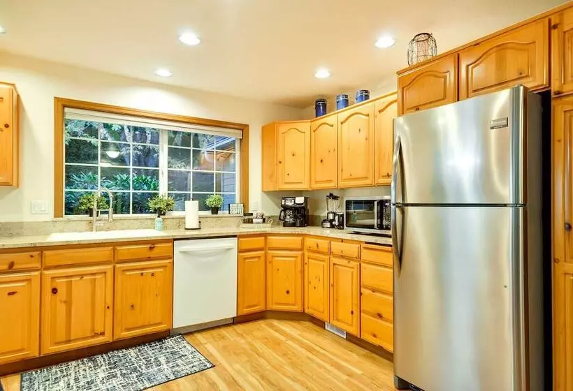 Milwaukie Home W/ Covered Porch: Dogs Welcome!