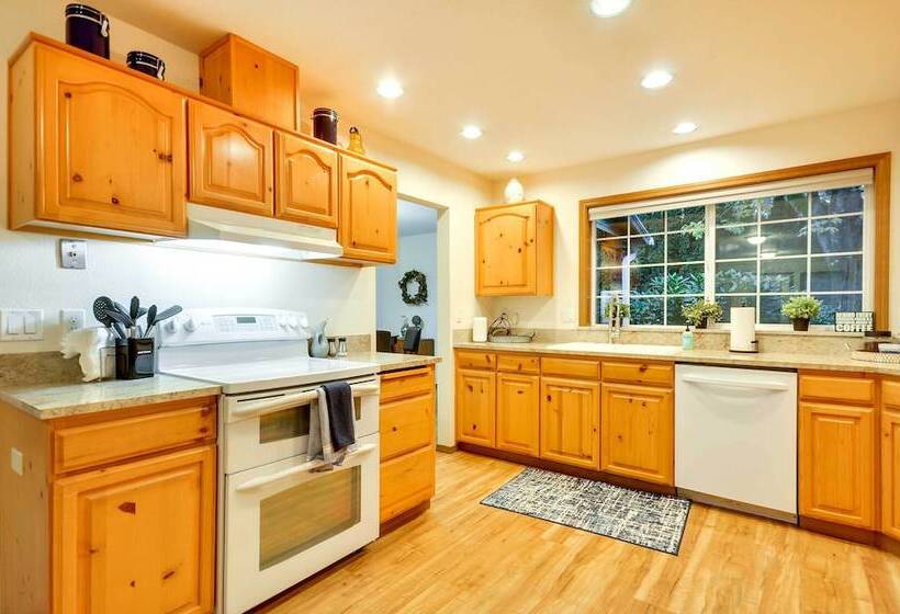 Milwaukie Home W/ Covered Porch: Dogs Welcome!