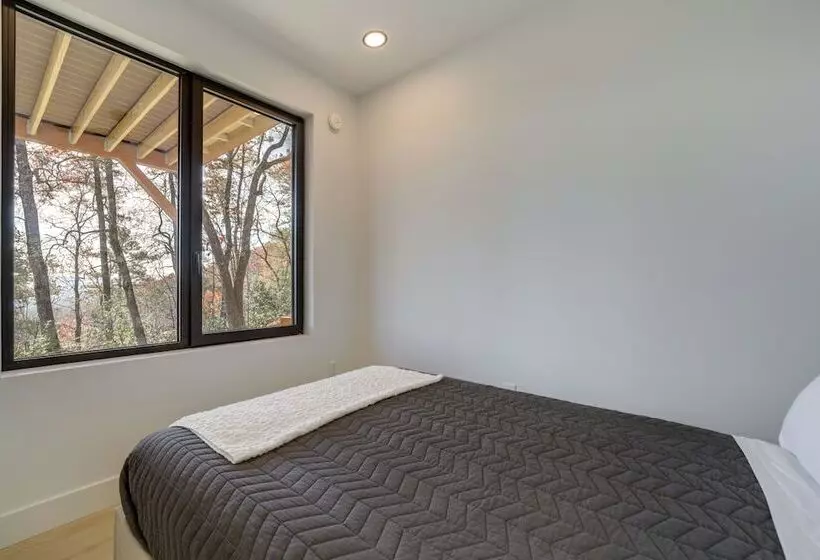 Modern Mountain View Sanctuary In Pisgah Forest