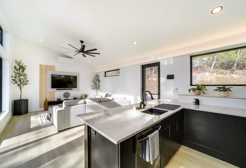 Modern Mountain View Sanctuary In Pisgah Forest