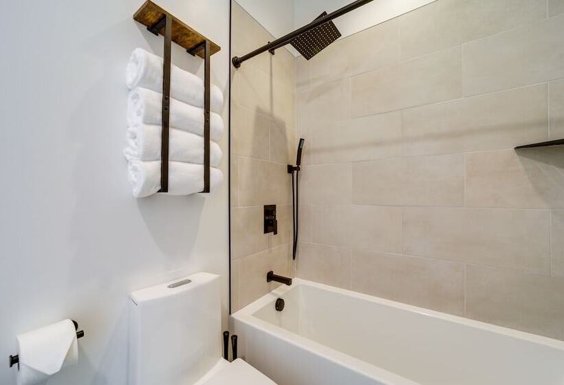 Modern Mountain View Sanctuary In Pisgah Forest