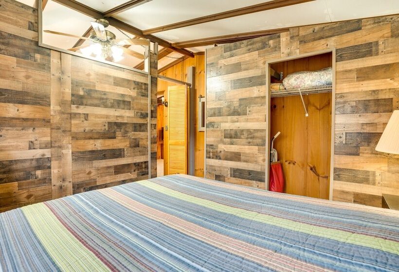 Peaceful Warne Cabin: Fenced Yard & Screened Porch