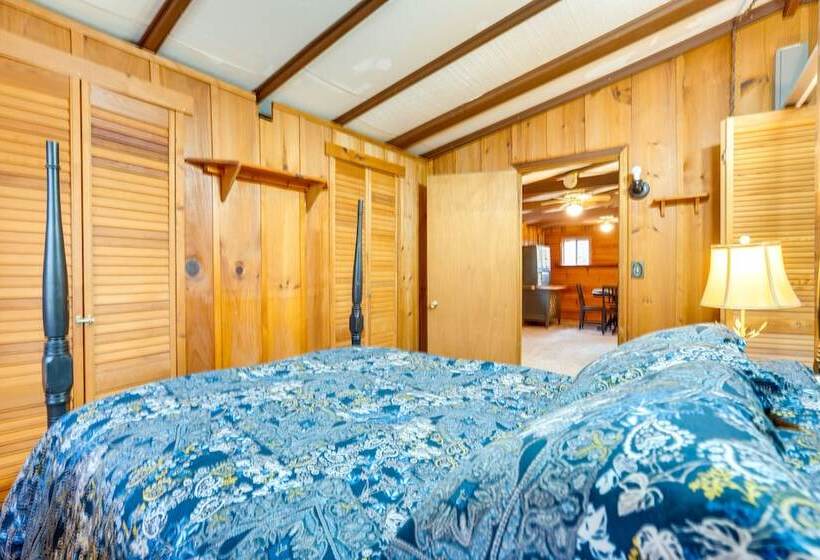 Peaceful Warne Cabin: Fenced Yard & Screened Porch