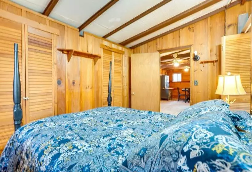 Peaceful Warne Cabin: Fenced Yard & Screened Porch