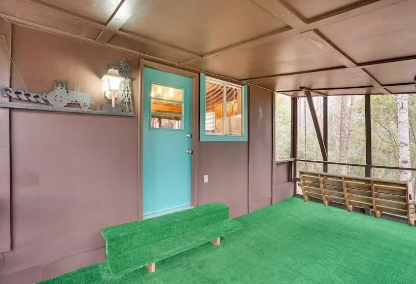 Peaceful Warne Cabin: Fenced Yard & Screened Porch
