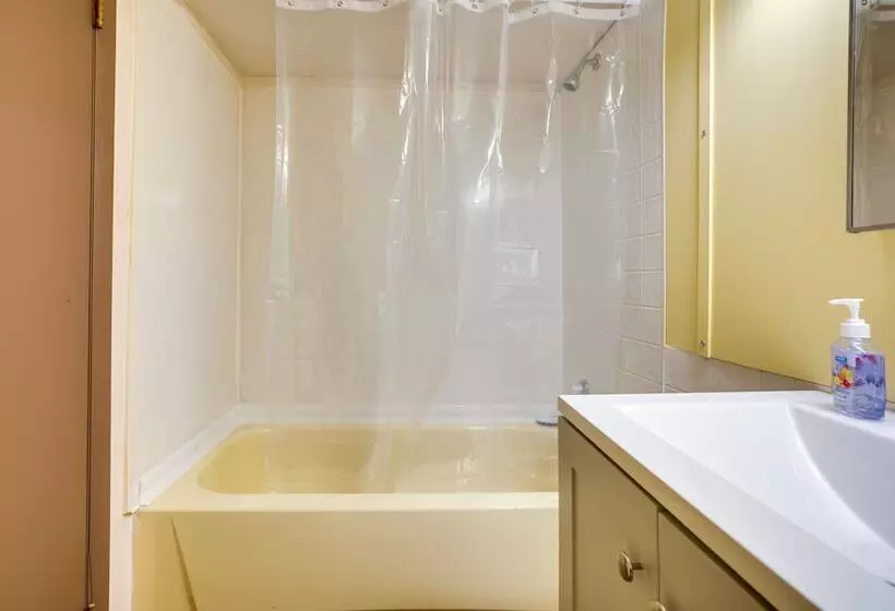 Peaceful Warne Cabin: Fenced Yard & Screened Porch