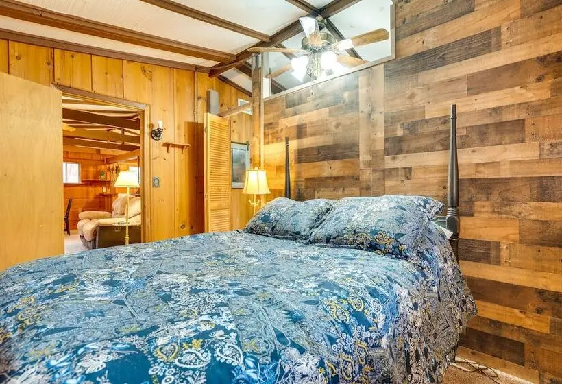 Peaceful Warne Cabin: Fenced Yard & Screened Porch