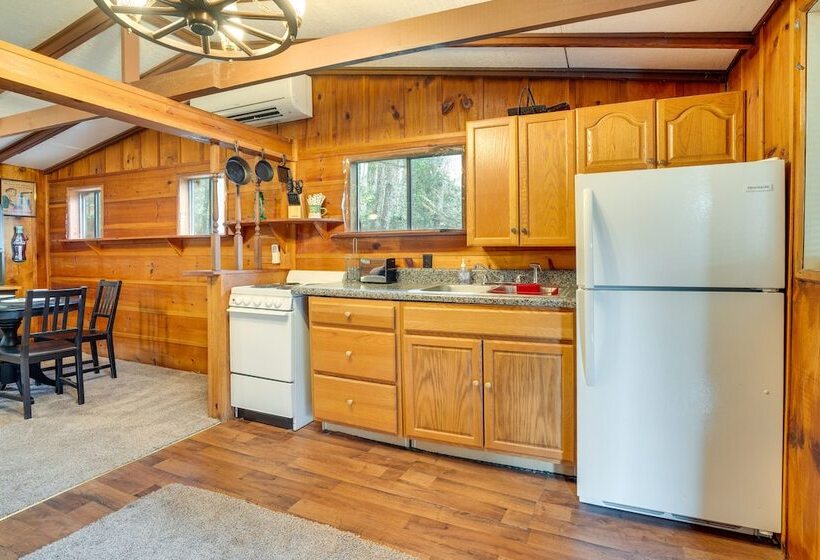 Peaceful Warne Cabin: Fenced Yard & Screened Porch