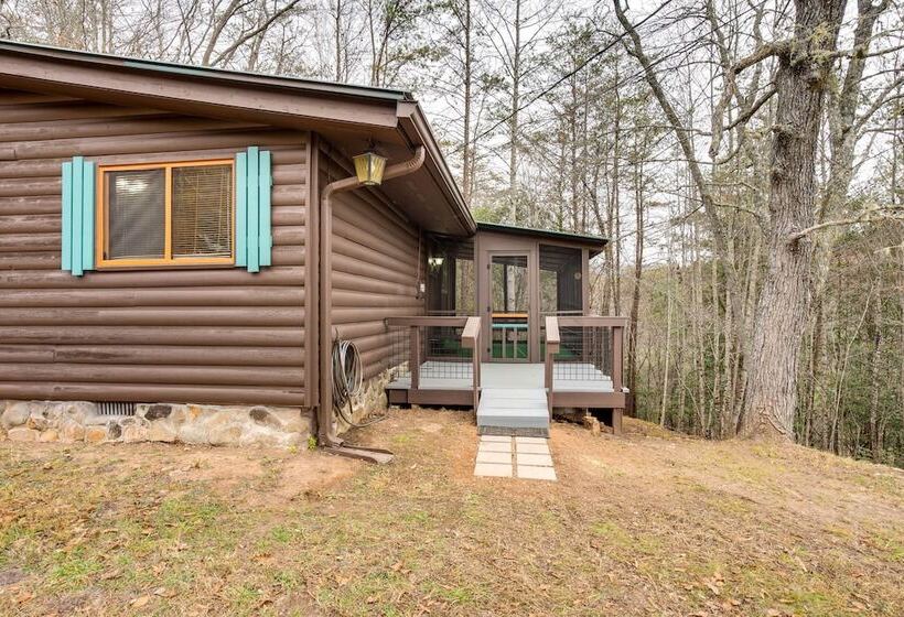 Peaceful Warne Cabin: Fenced Yard & Screened Porch