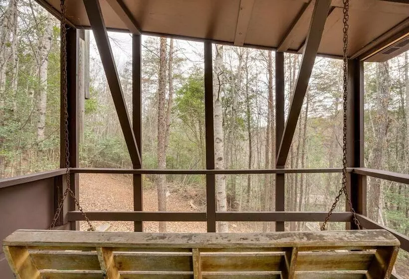Peaceful Warne Cabin: Fenced Yard & Screened Porch