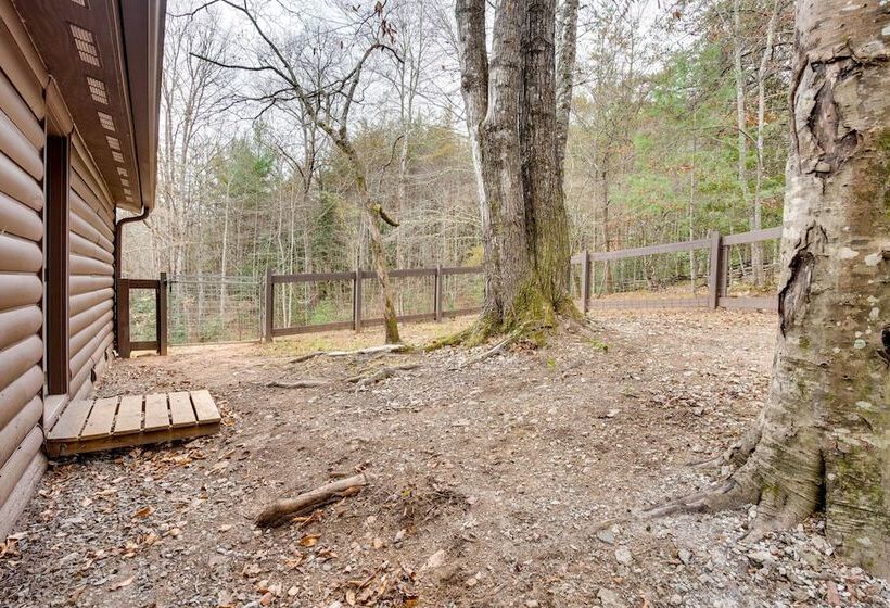 Peaceful Warne Cabin: Fenced Yard & Screened Porch