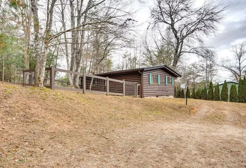Peaceful Warne Cabin: Fenced Yard & Screened Porch