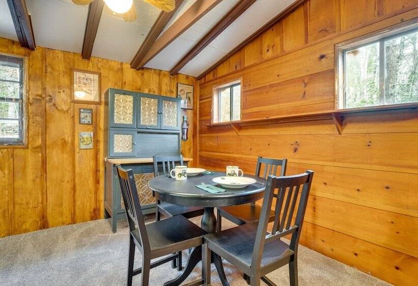 Peaceful Warne Cabin: Fenced Yard & Screened Porch