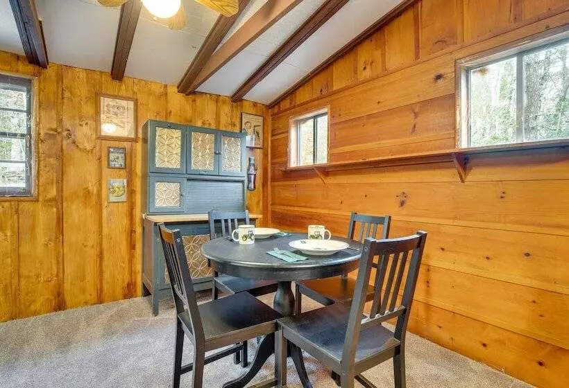 Peaceful Warne Cabin: Fenced Yard & Screened Porch