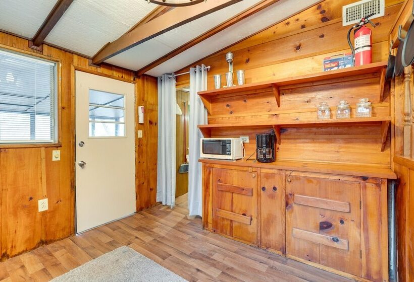 Peaceful Warne Cabin: Fenced Yard & Screened Porch