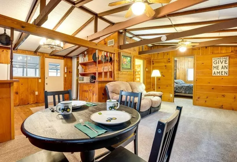 Peaceful Warne Cabin: Fenced Yard & Screened Porch