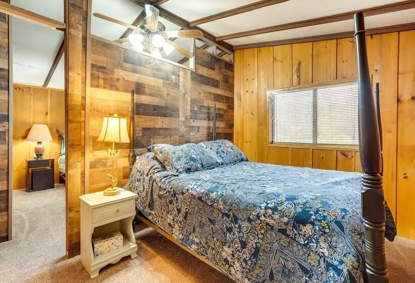 Peaceful Warne Cabin: Fenced Yard & Screened Porch