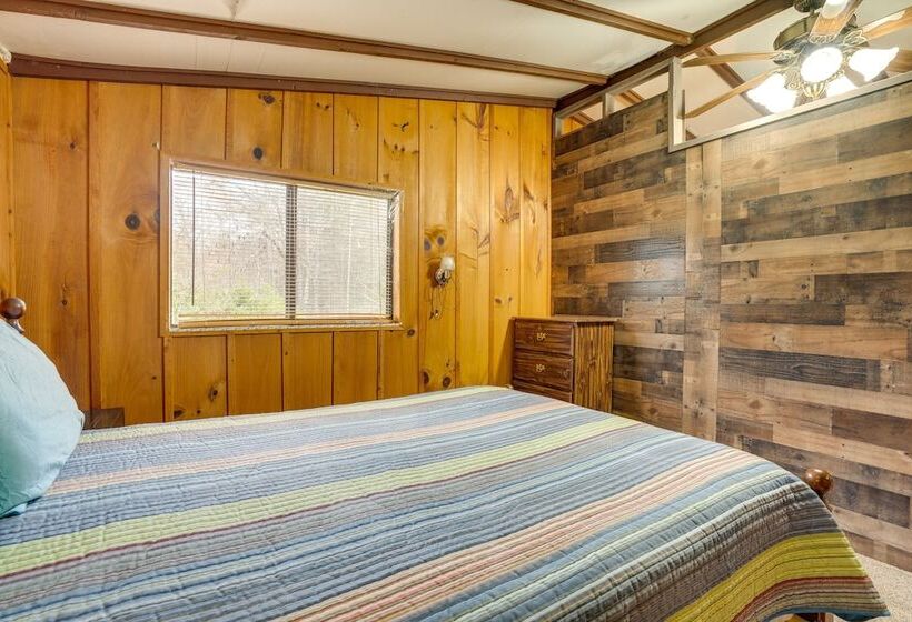Peaceful Warne Cabin: Fenced Yard & Screened Porch